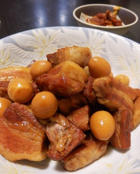 豚ばら肉とうずらの卵の甘辛煮